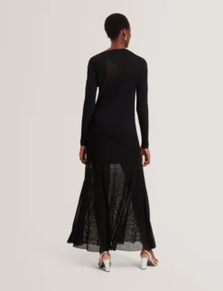 Maxikleid aus Strick mit transparenten Details und langen Ärmeln