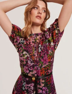 Maxikleid in A-Linie mit verstreuten Blumenmustern und Puffärmeln