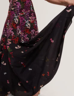 Maxikleid in A-Linie mit verstreuten Blumenmustern und Puffärmeln