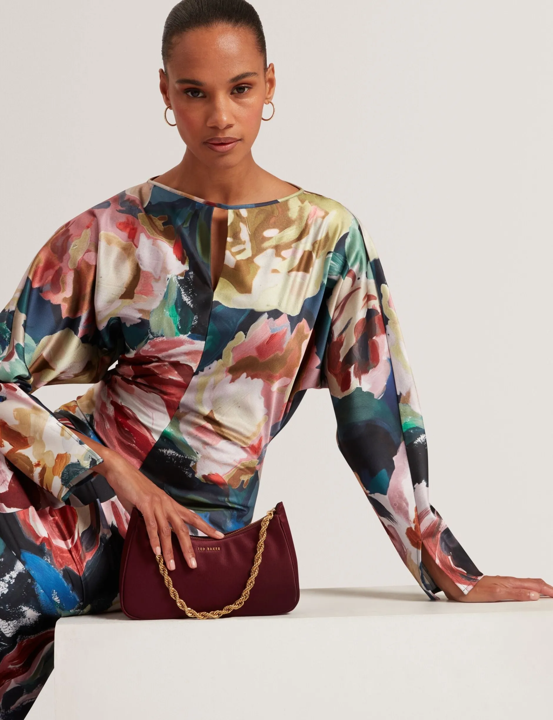 Maxikleid mit auffälligem Blumenmuster und Sanduhr-Schnitt