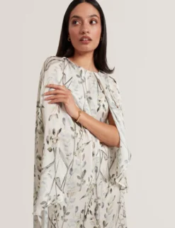 Maxikleid mit Blattprint und Umhang-Detail