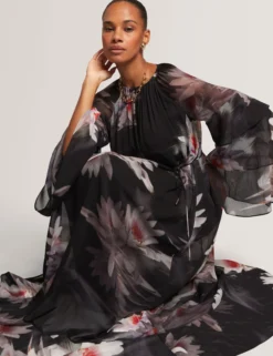 Maxikleid mit Lilienmuster, Rüschen und langen Ärmeln