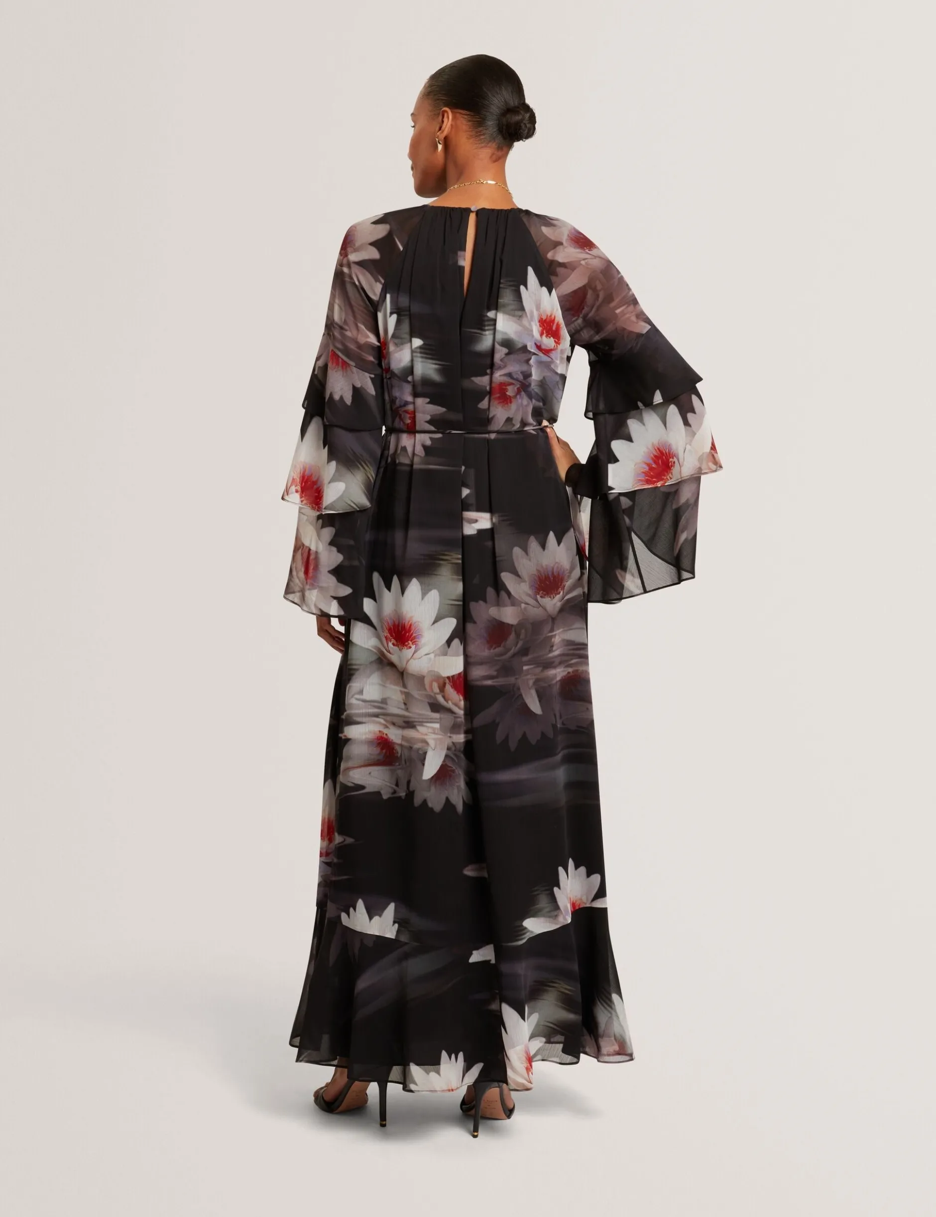 Maxikleid mit Lilienmuster, Rüschen und langen Ärmeln