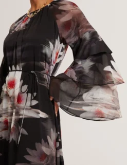 Maxikleid mit Lilienmuster, Rüschen und langen Ärmeln