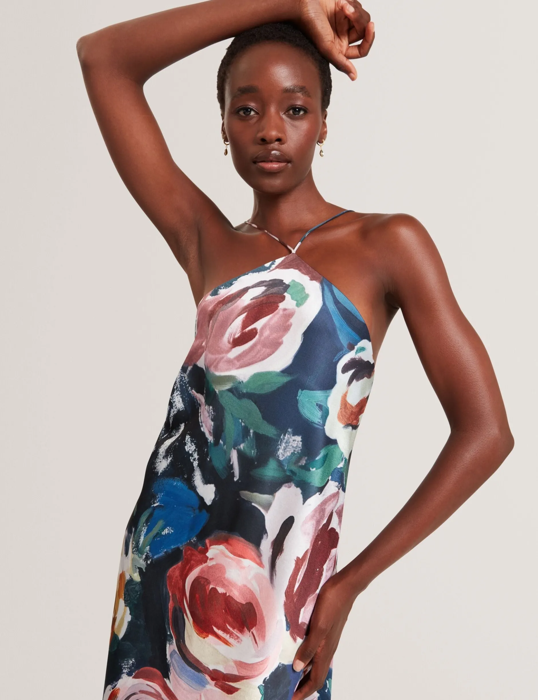 Maxikleid mit Rosenmuster und Neckholder