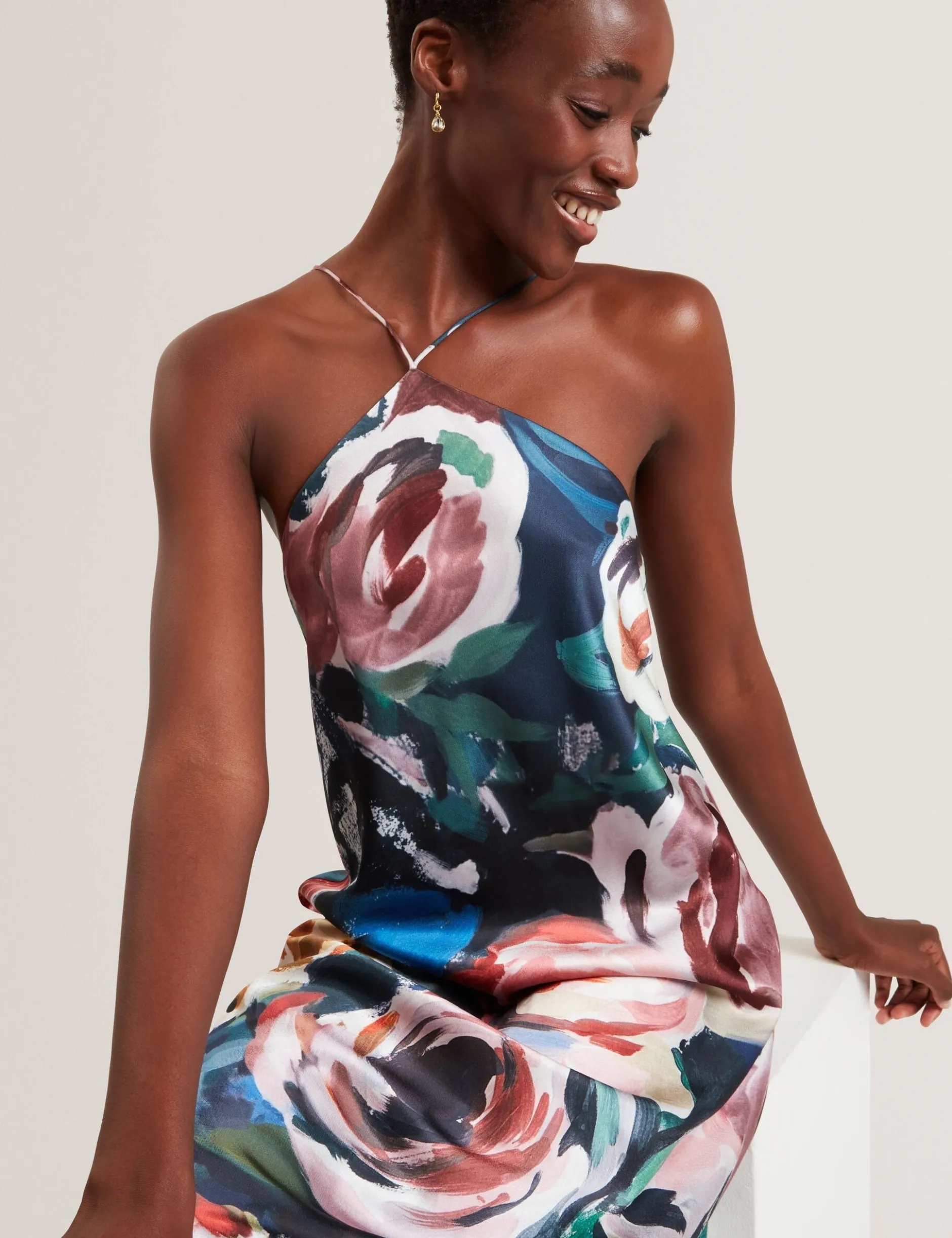 Maxikleid mit Rosenmuster und Neckholder
