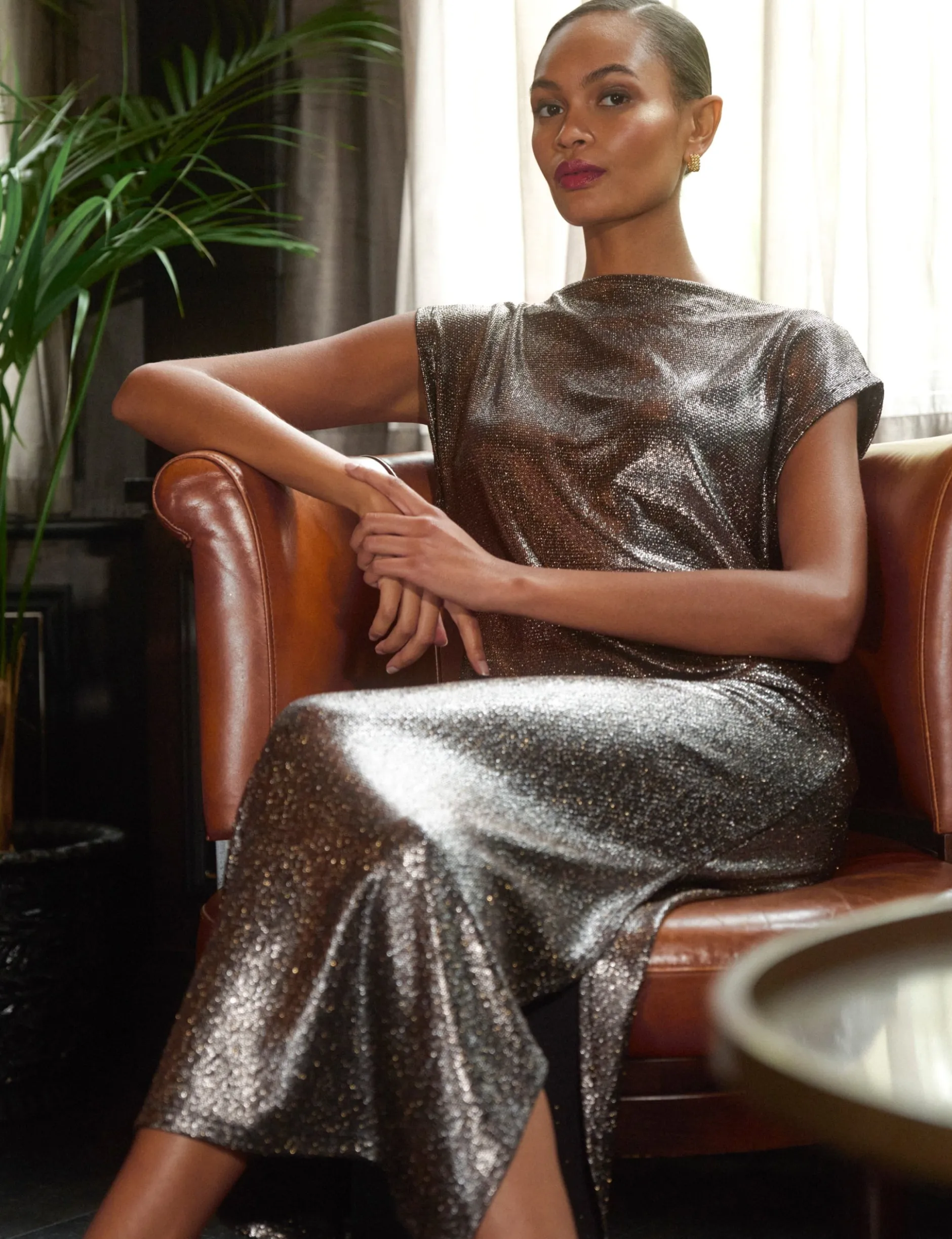 Midi-Kleid aus metallisch schimmerndem Webstoff