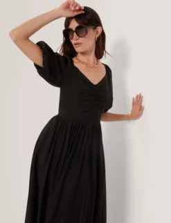 Midikleid aus Webstoff mit Puffärmeln und V-Ausschnitt