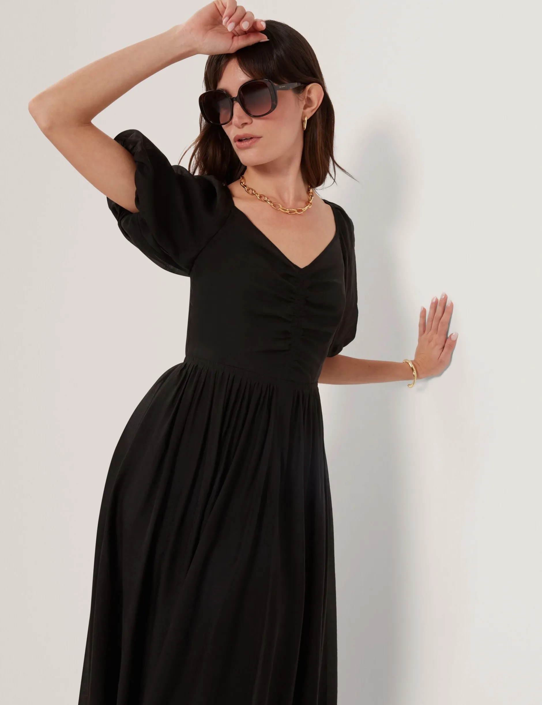 Midikleid aus Webstoff mit Puffärmeln und V-Ausschnitt