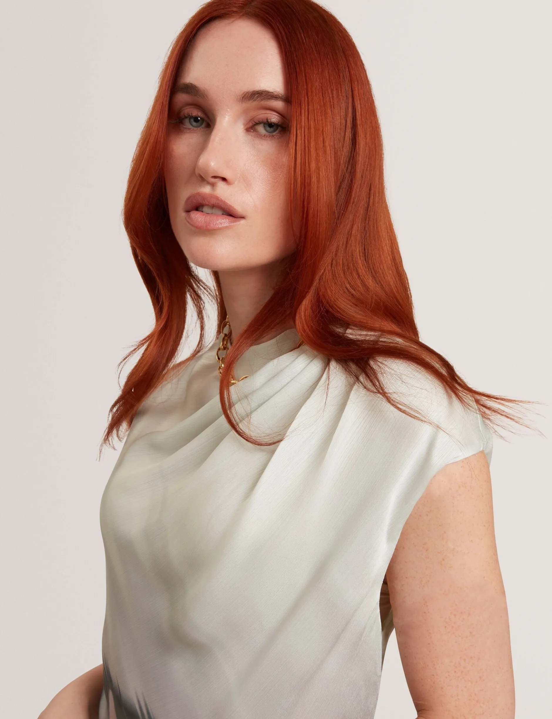 Midikleid mit Lilienmuster und Drapierung am Kragen