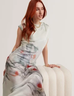 Midikleid mit Lilienmuster und Drapierung am Kragen