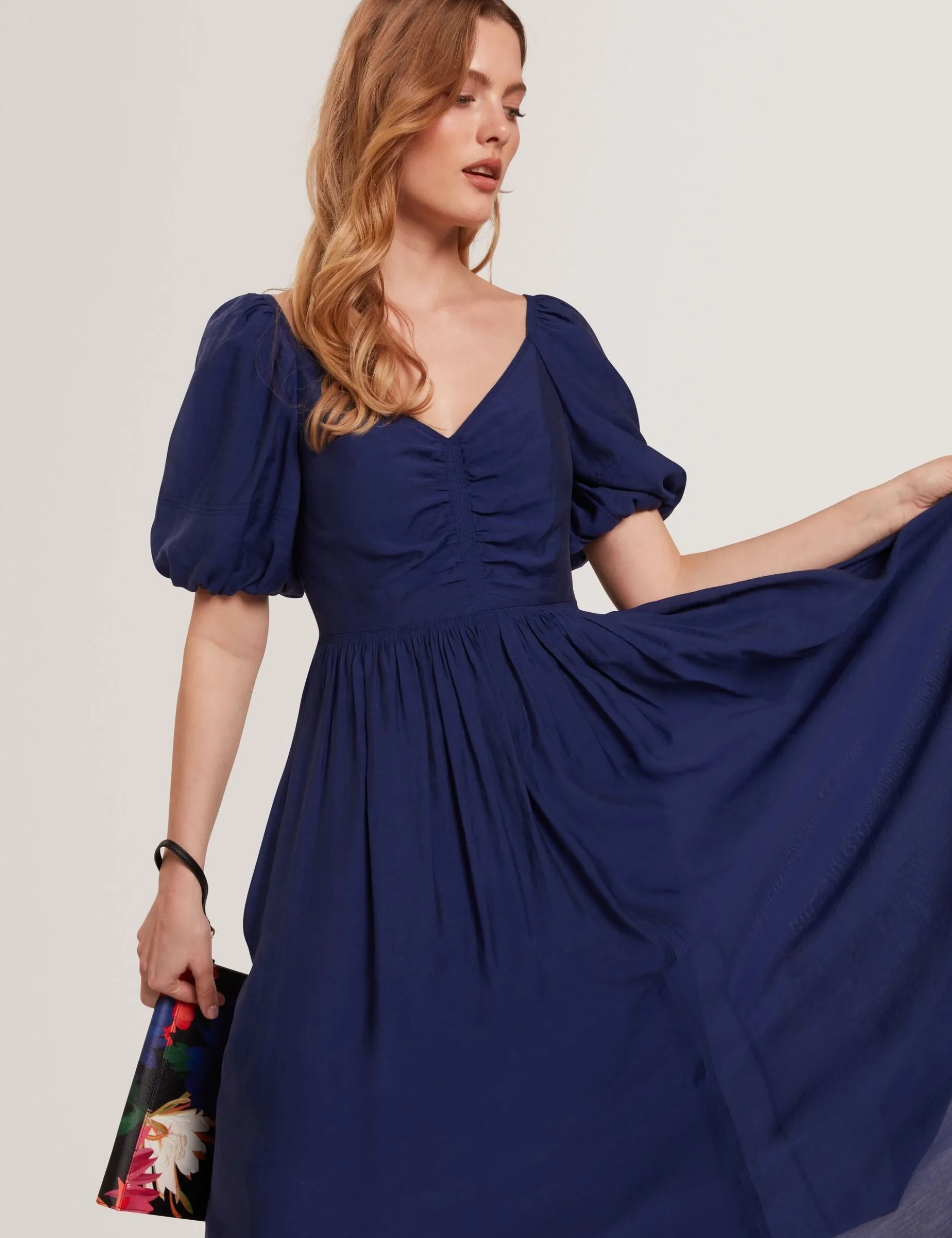 Midikleid mit Puffärmeln, Raffungen und V-Ausschnitt