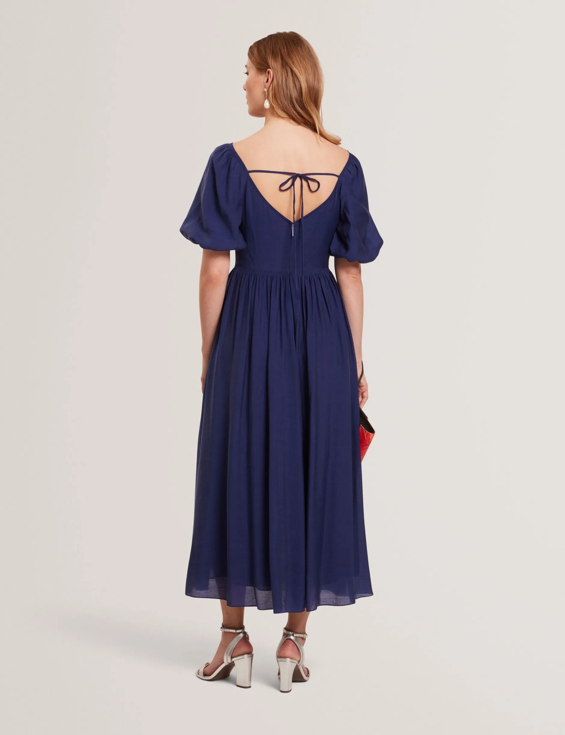 Midikleid mit Puffärmeln, Raffungen und V-Ausschnitt