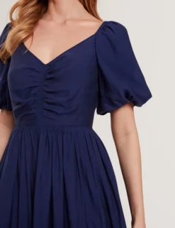 Midikleid mit Puffärmeln, Raffungen und V-Ausschnitt