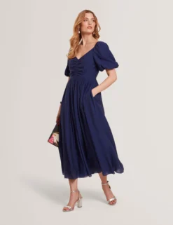 Midikleid mit Puffärmeln, Raffungen und V-Ausschnitt