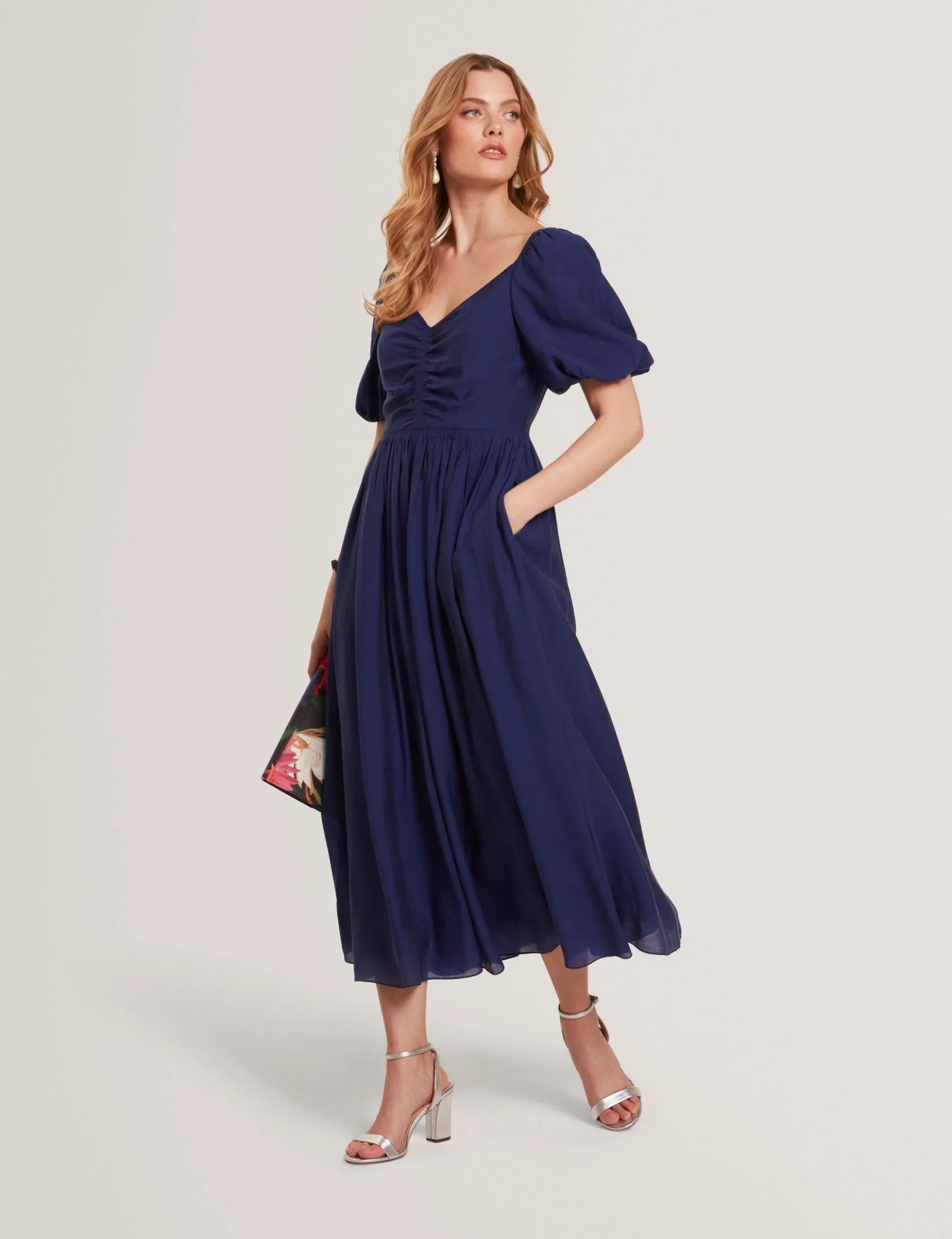 Midikleid mit Puffärmeln, Raffungen und V-Ausschnitt