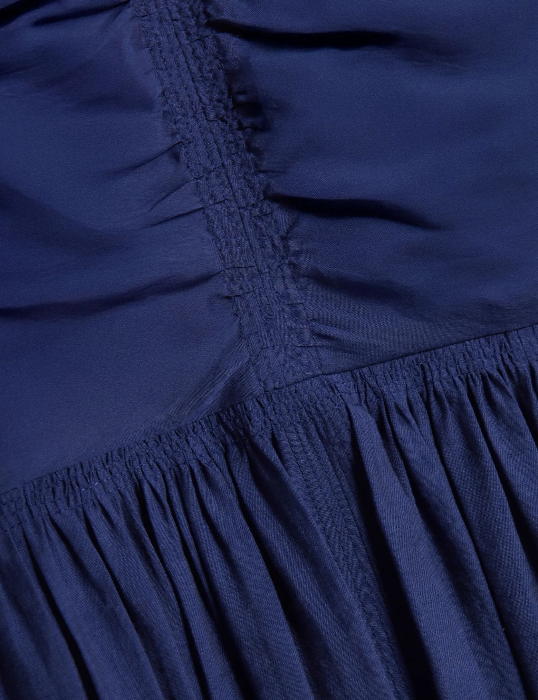 Midikleid mit Puffärmeln, Raffungen und V-Ausschnitt