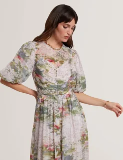 Midikleid mit Seerosenmuster und Puffärmeln