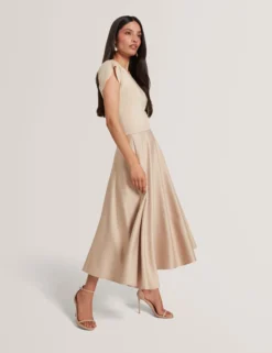 Midikleid mit Tulpenärmeln, anprobierbar