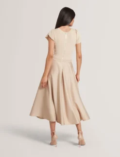 Midikleid mit Tulpenärmeln, anprobierbar