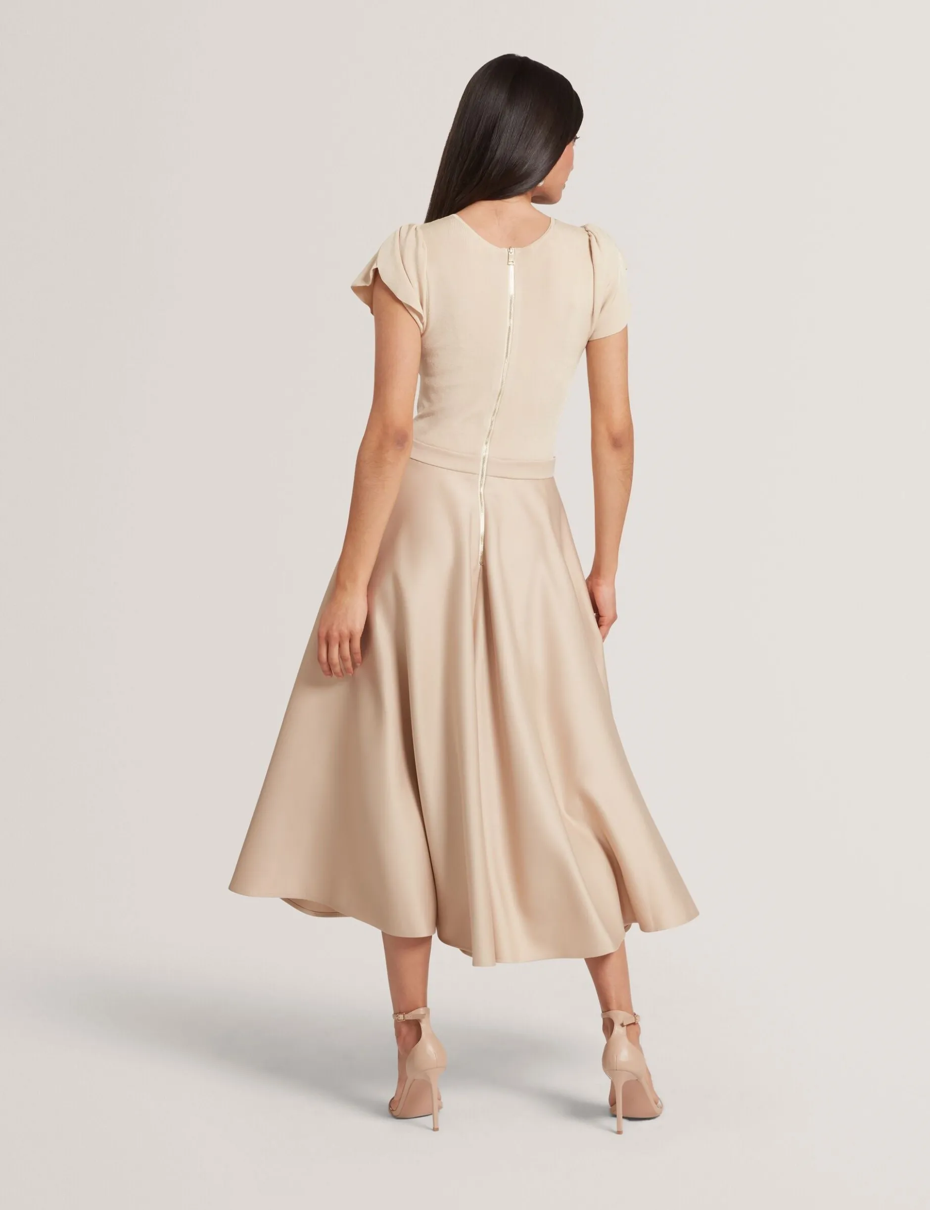 Midikleid mit Tulpenärmeln, anprobierbar