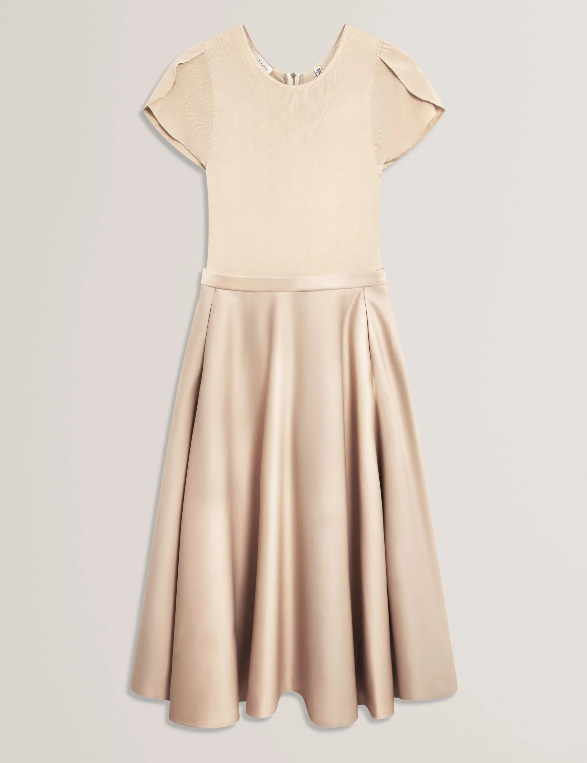 Midikleid mit Tulpenärmeln, anprobierbar