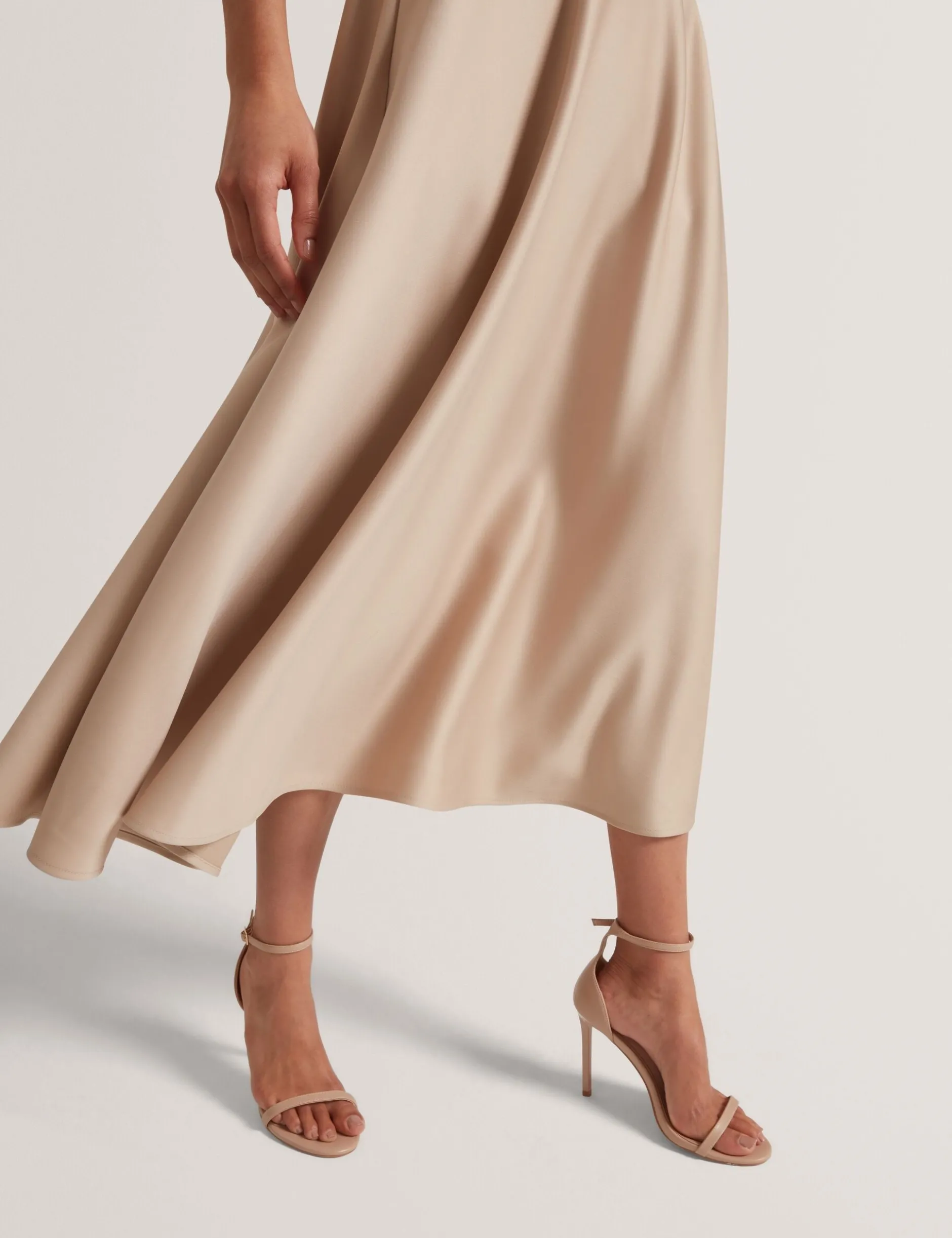 Midikleid mit Tulpenärmeln, anprobierbar