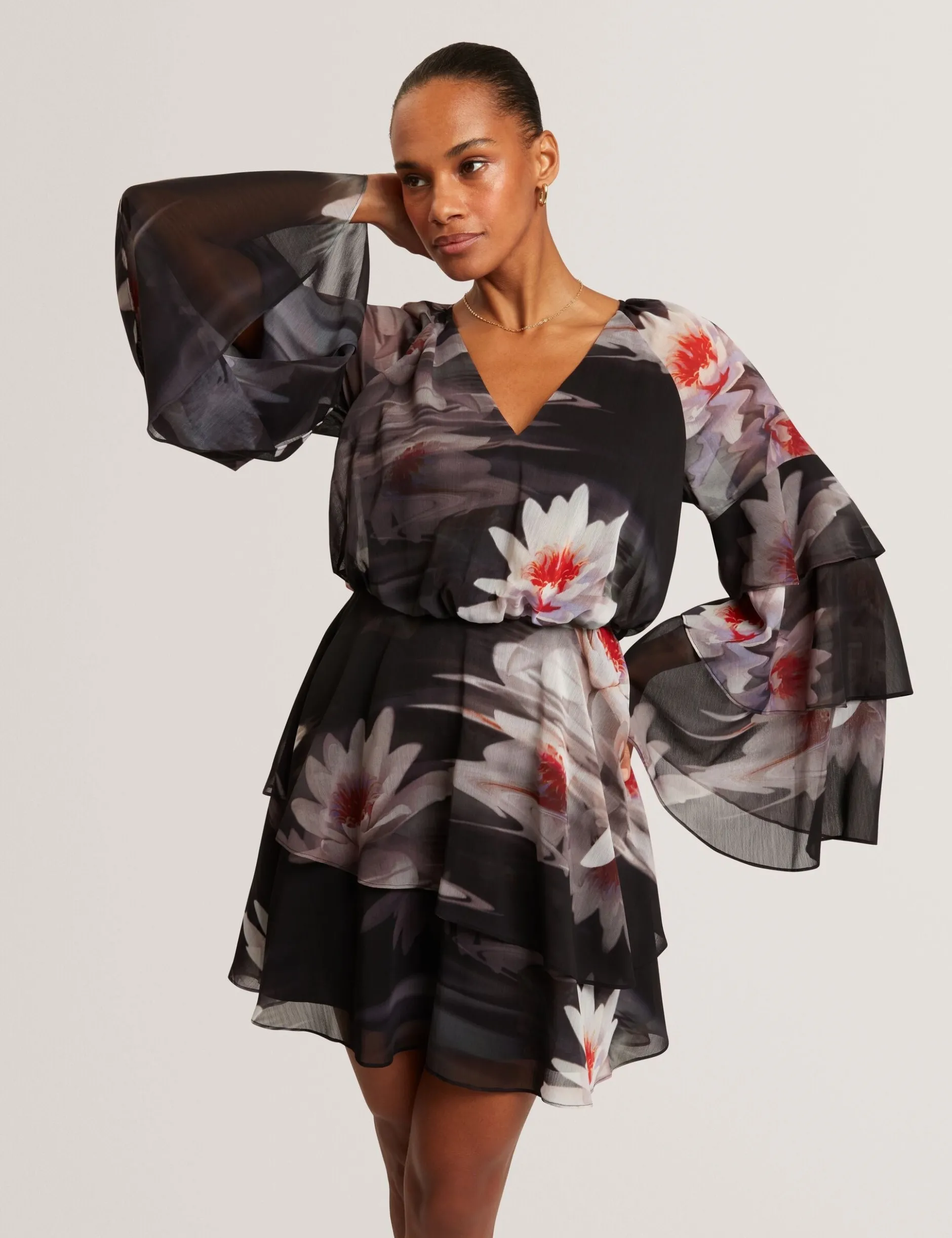 Minikleid mit Lilienmuster, Rüschen und langen Ärmeln