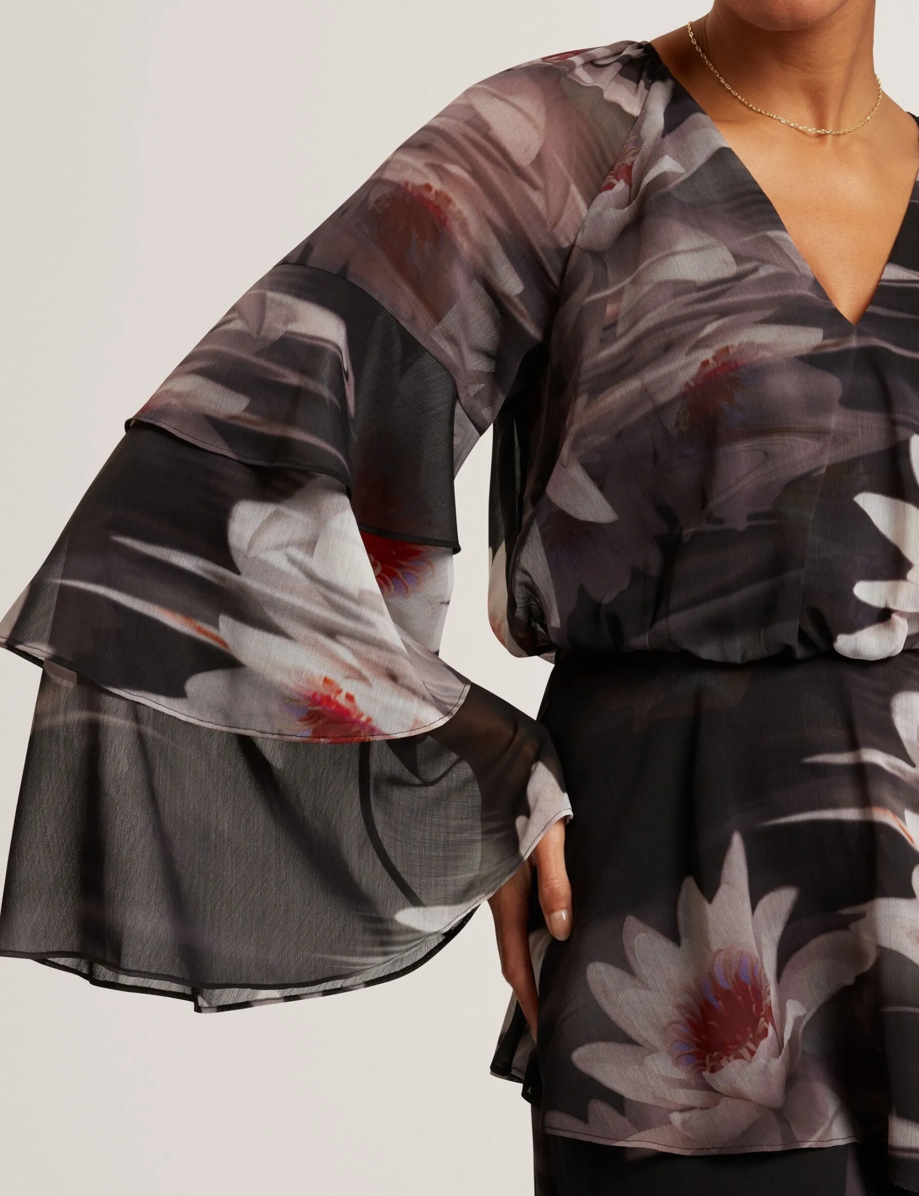 Minikleid mit Lilienmuster, Rüschen und langen Ärmeln