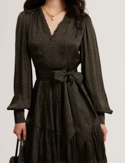Minikleid mit Stufenrock und Bindegürtel, zartem Muster