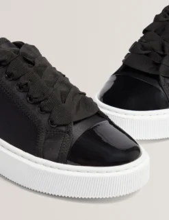 Plateau-Sneaker mit Satinband und Spitze