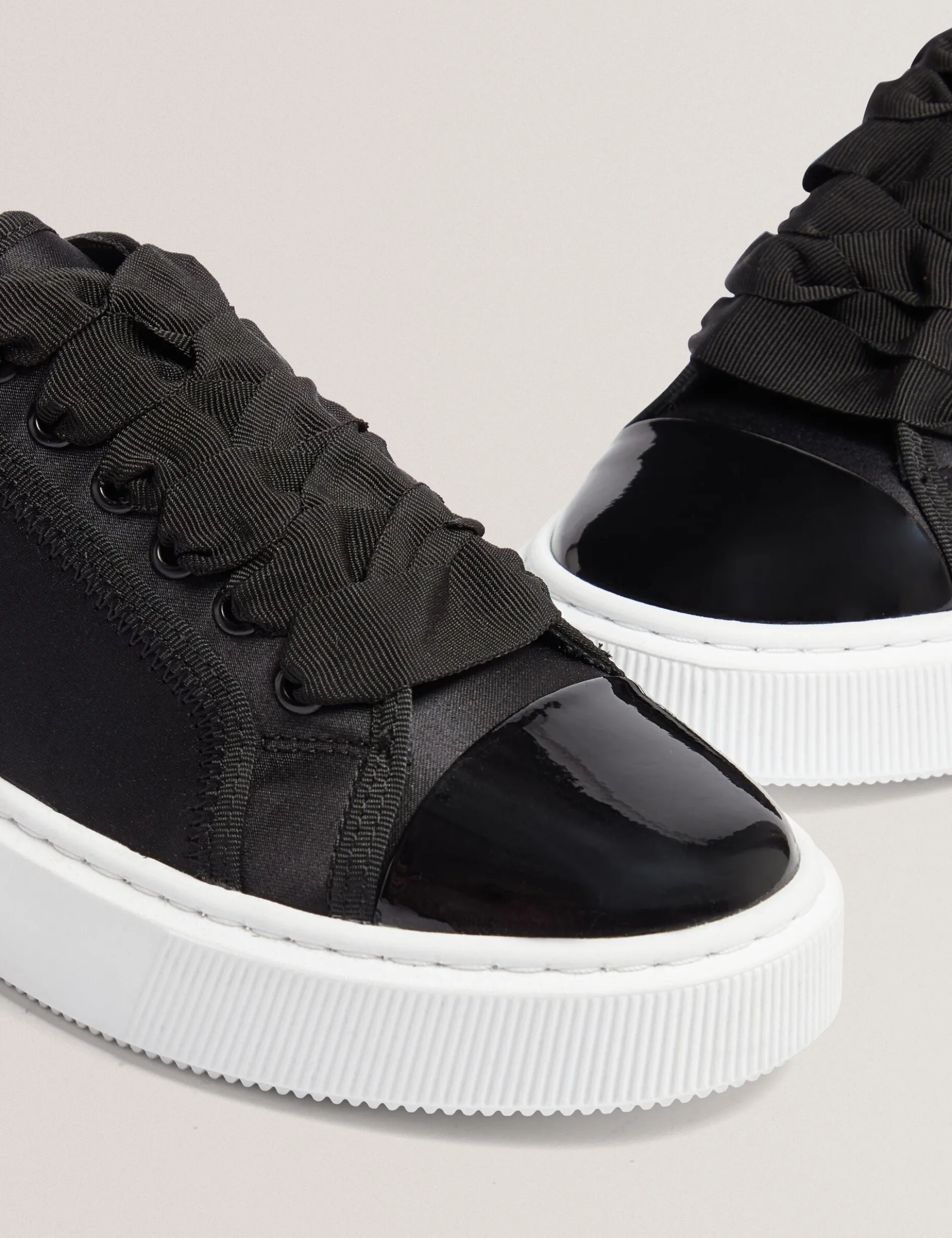 Plateau-Sneaker mit Satinband und Spitze