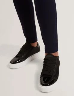 Plateau-Sneaker mit Satinband und Spitze
