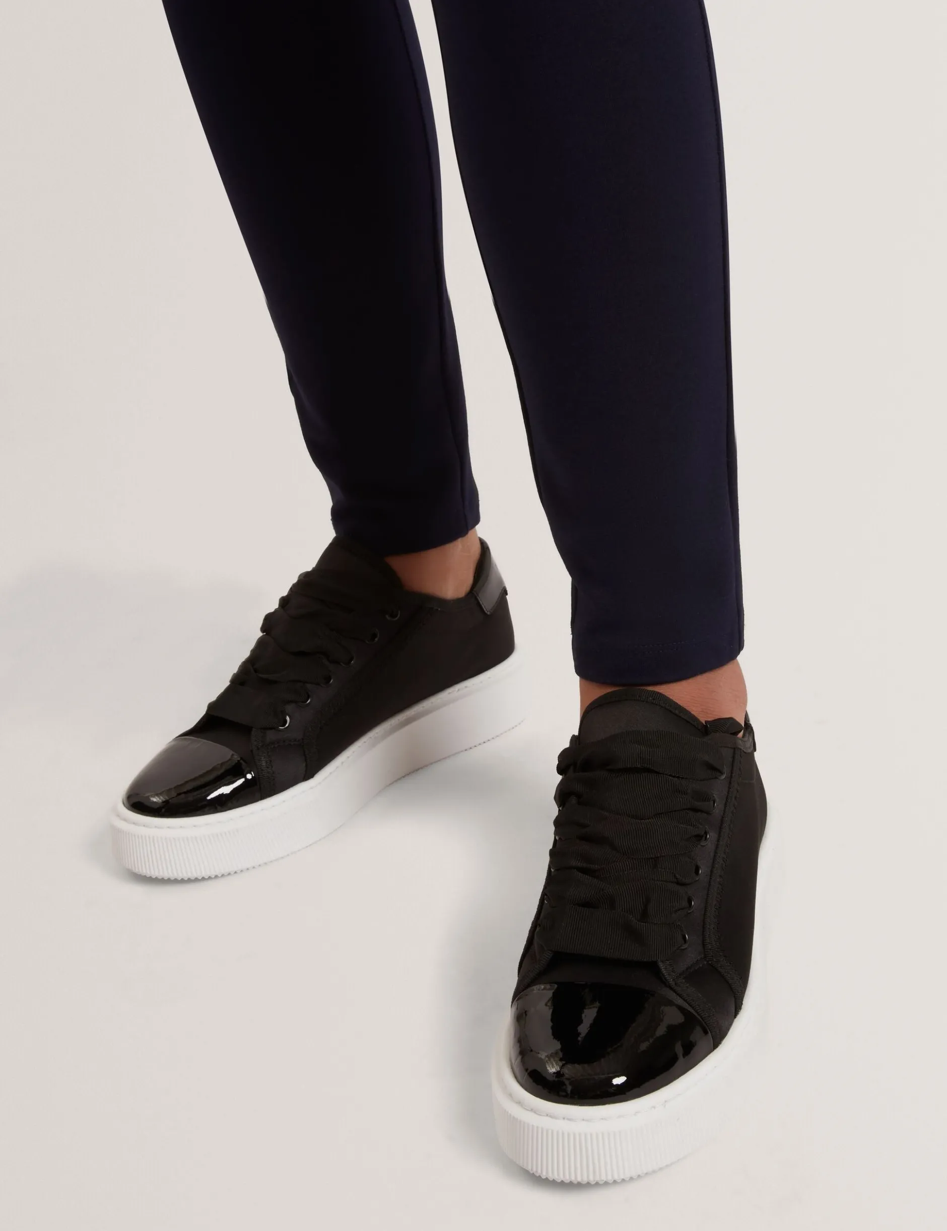 Plateau-Sneaker mit Satinband und Spitze
