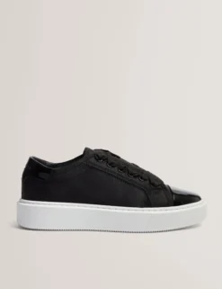 Plateau-Sneaker mit Satinband und Spitze
