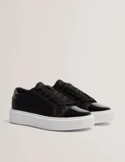 Plateau-Sneaker mit Satinband und Spitze