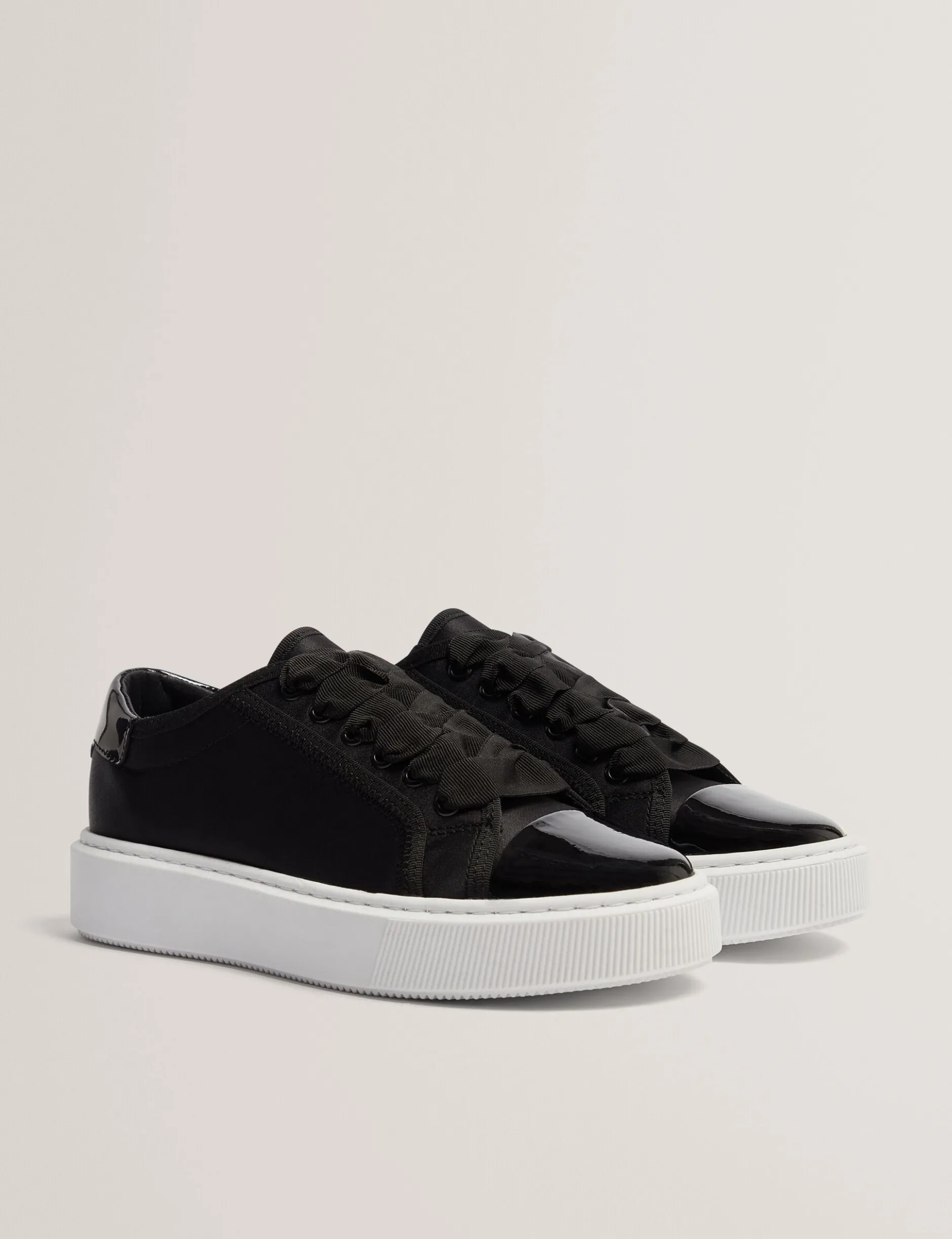 Plateau-Sneaker mit Satinband und Spitze