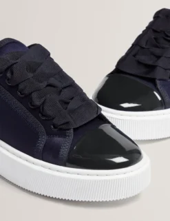 Plateau-Sneaker mit Satinband und Spitze