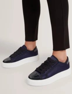 Plateau-Sneaker mit Satinband und Spitze