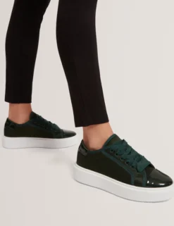 Plateau-Sneaker mit Satinband und Spitze