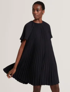 Plissiertes A-Linien-Minikleid mit kurzen Ärmeln