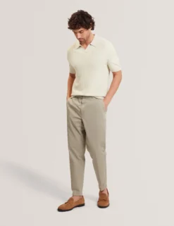 Poloshirt mit Rippstrick und offenem Halsausschnitt
