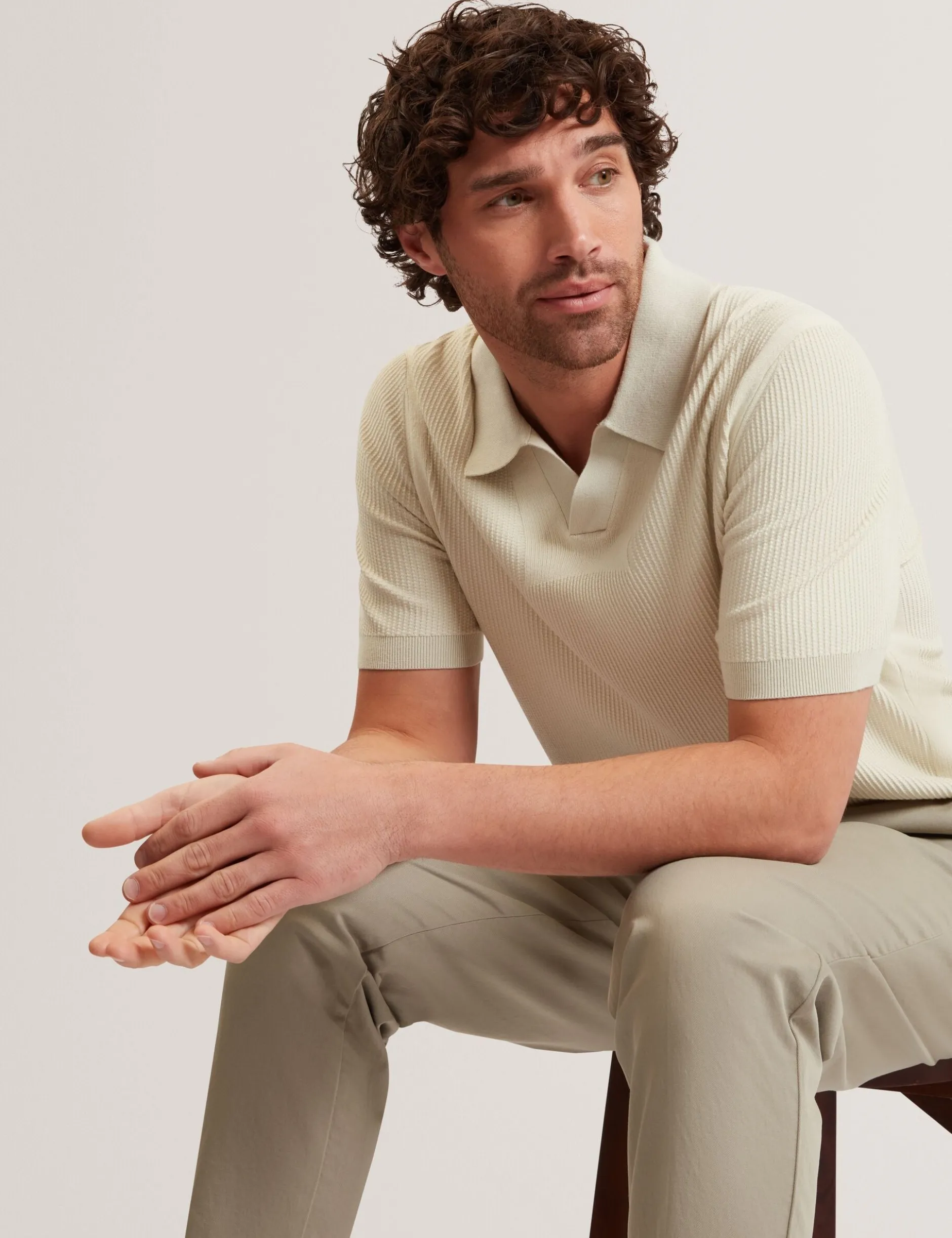 Poloshirt mit Rippstrick und offenem Halsausschnitt