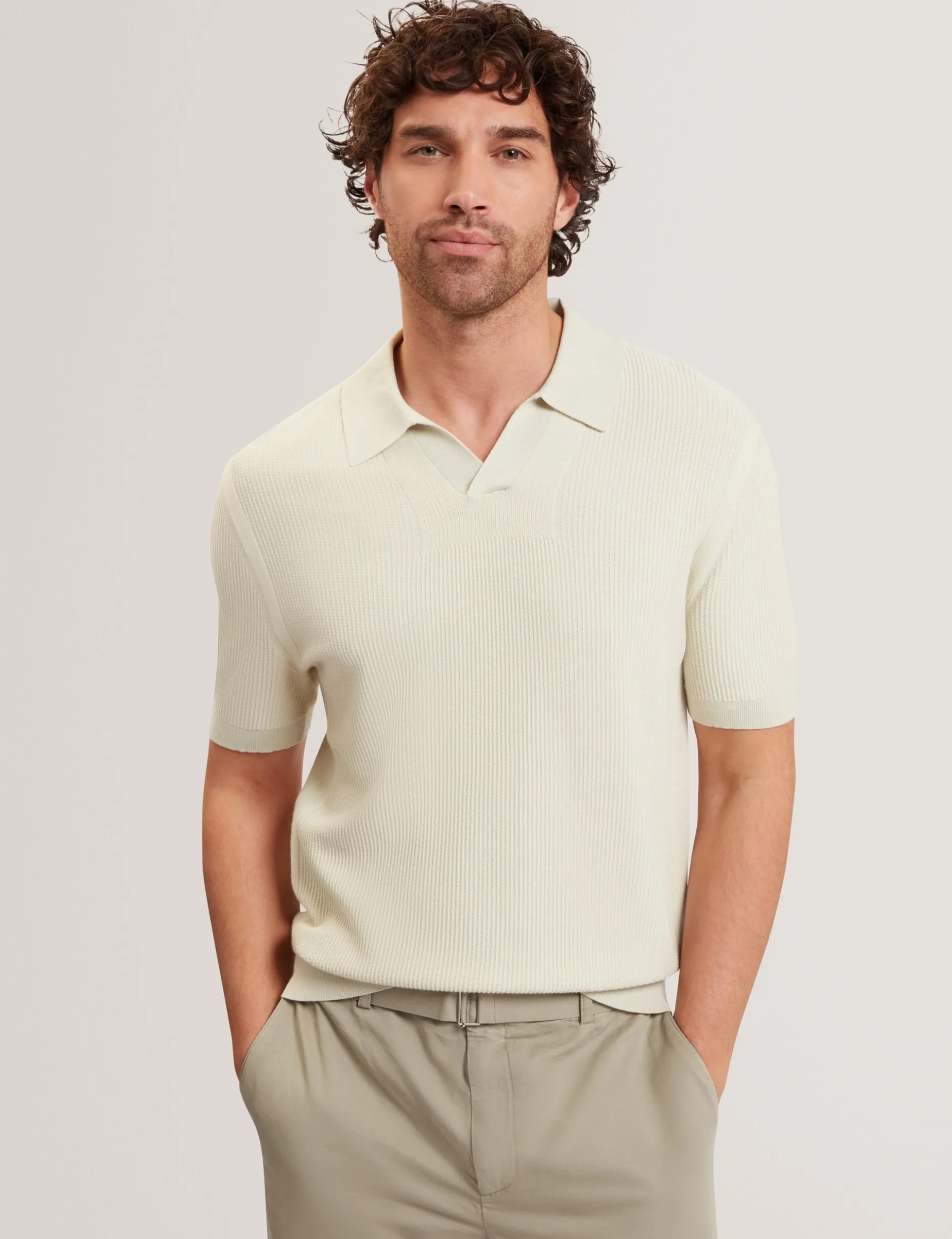 Poloshirt mit Rippstrick und offenem Halsausschnitt