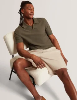 Poloshirt mit Rippstrick und offenem Halsausschnitt