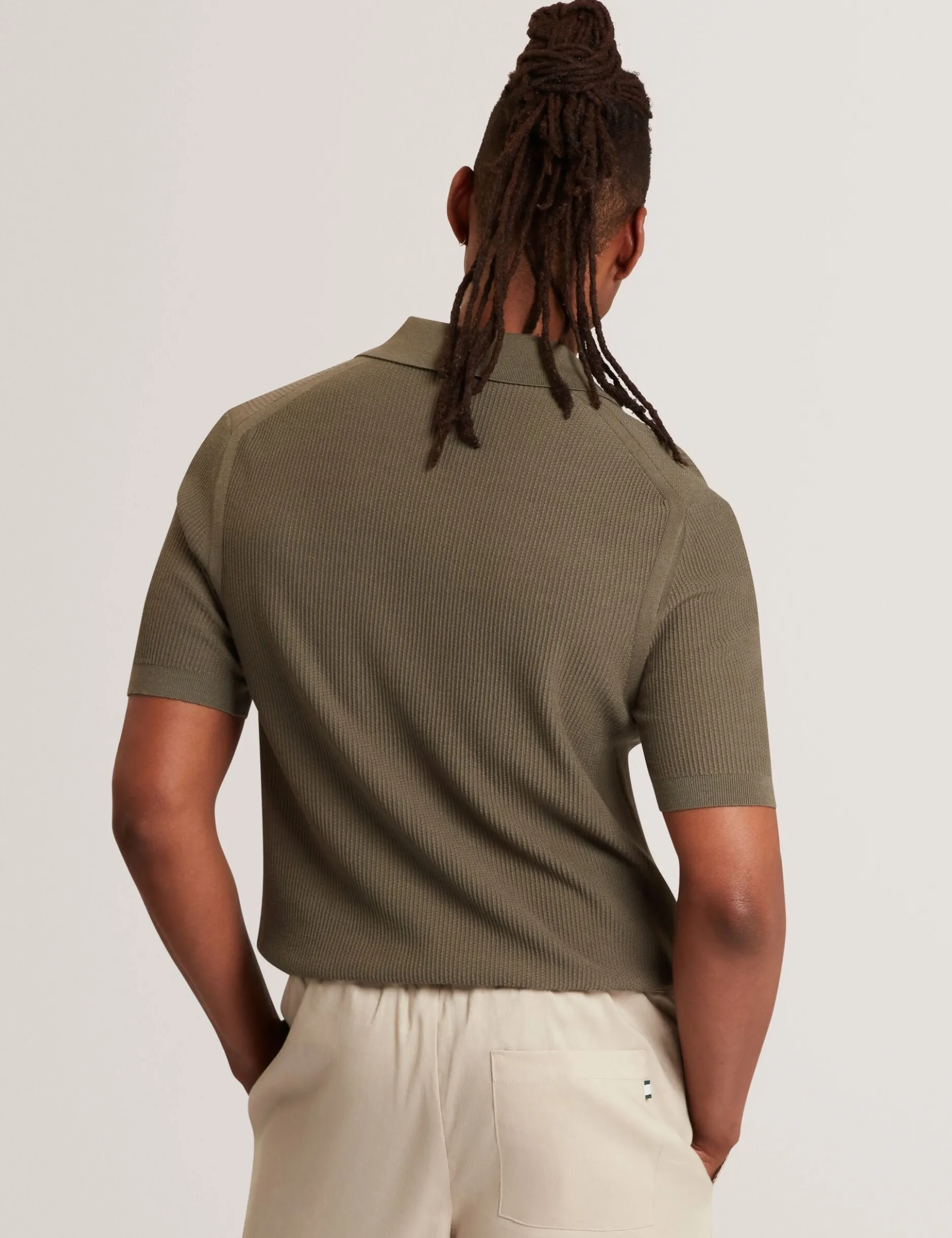 Poloshirt mit Rippstrick und offenem Halsausschnitt