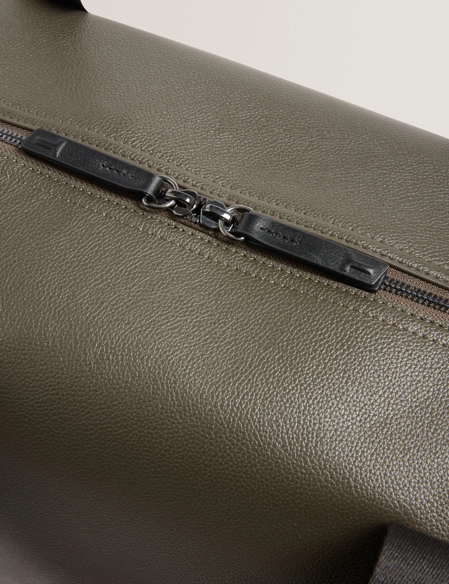 Reisetasche aus genarbtem Kunstleder