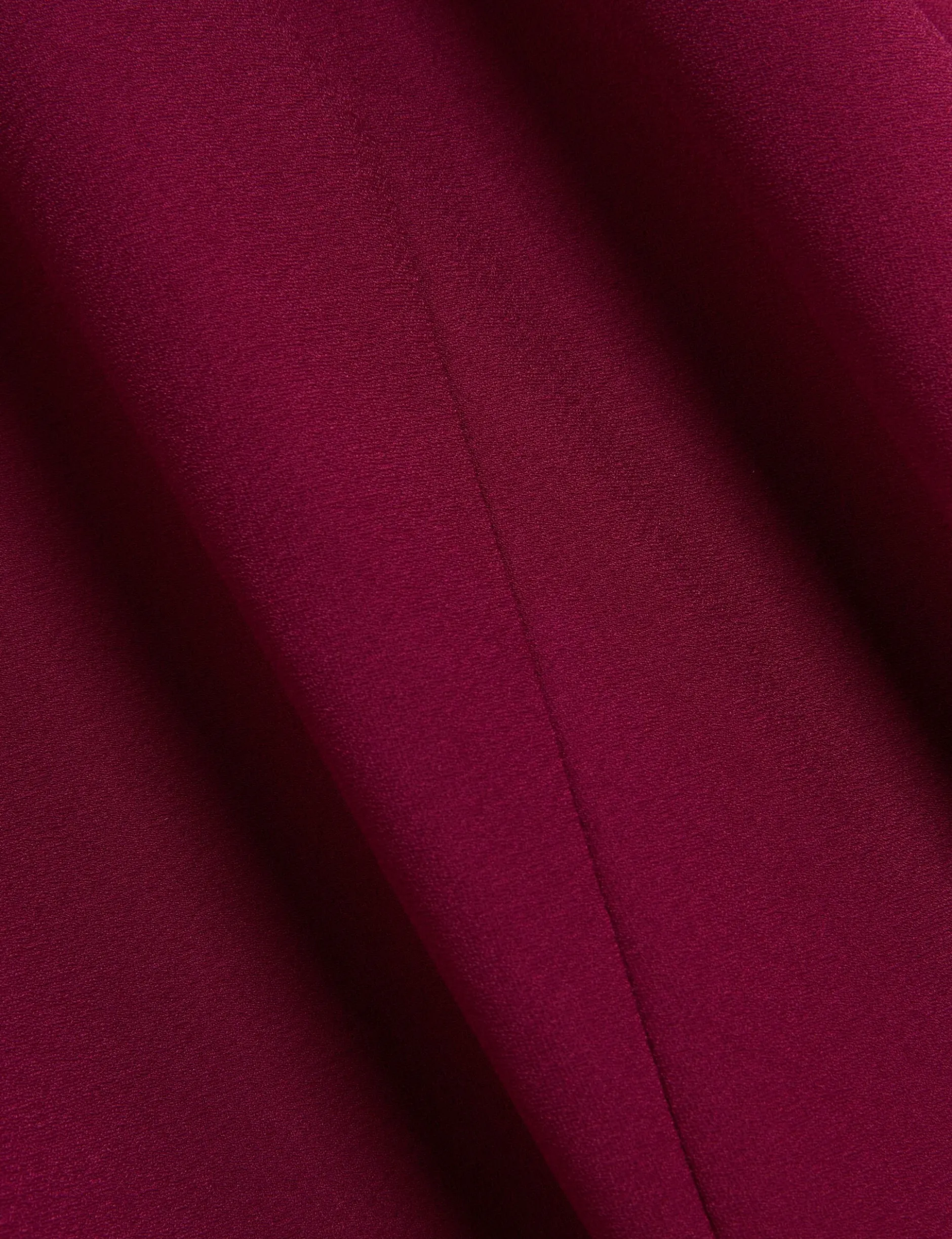 Ärmelloses, asymmetrisches Midikleid mit schrägem Schnitt