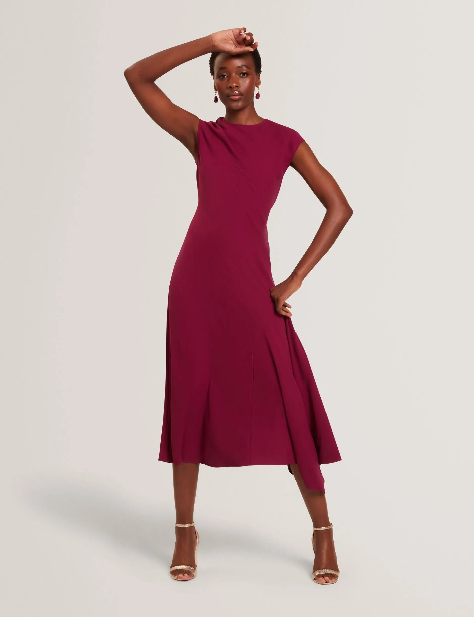 Ärmelloses, asymmetrisches Midikleid mit schrägem Schnitt