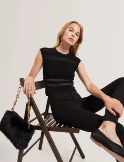 Ärmelloses Crop-Top aus transparentem Strick mit Einsätzen